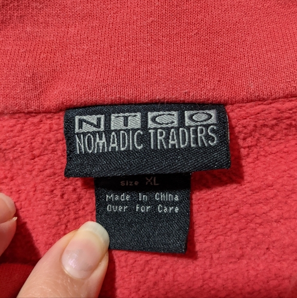 Red sweater wood buttons - Picture 2 of 5